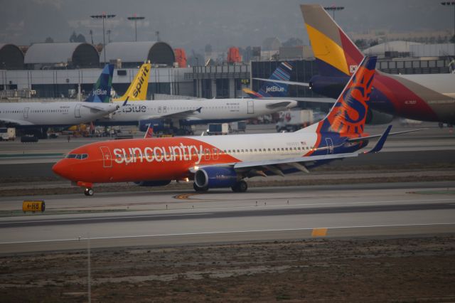 Boeing 737-800 (N830SY)