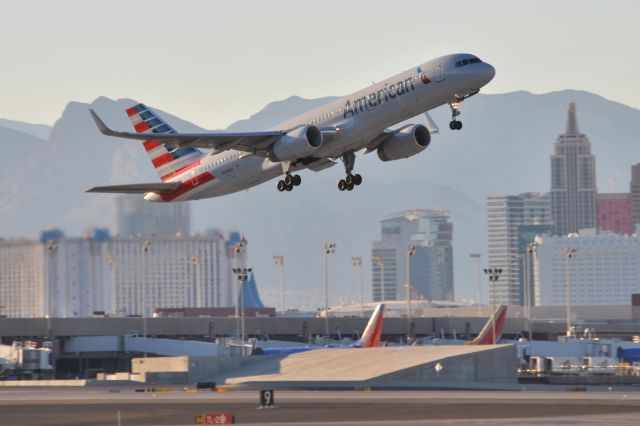 Boeing 757-200 (N200UU)