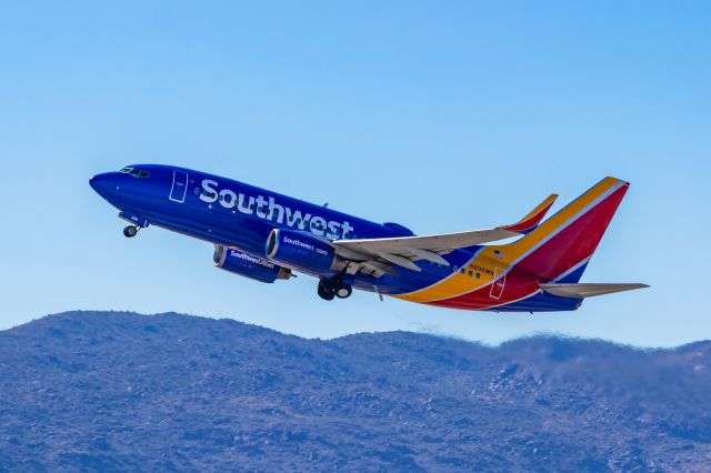 Boeing 737-700 (N206WN) - Southwest Airlines 737-700 taking off from PHX on 11/6/22. Taken with a Canon 850D and Tamron 70-200 G2 lens.