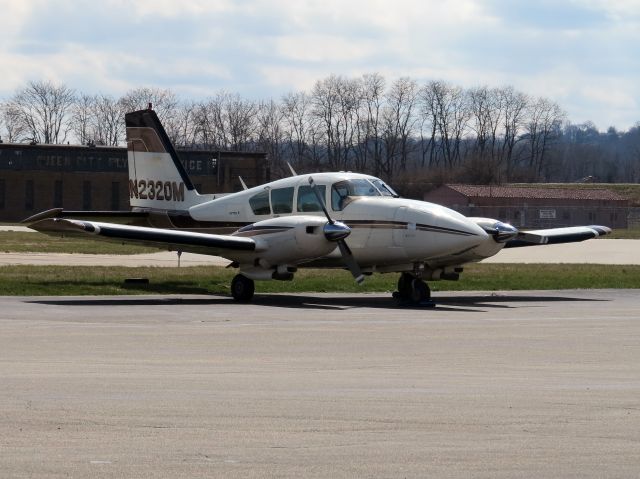 Piper Aztec (N2320M)