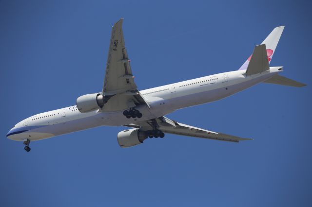 BOEING 777-300ER (B-18053)