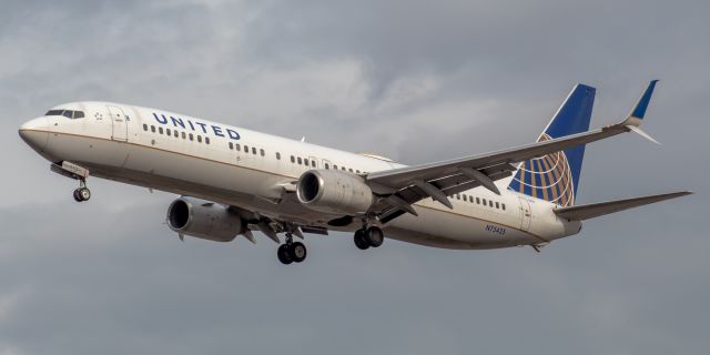 Boeing 737-900 (N75425) - United Airlines Boeing 737-924ER arriving from Fort Meyers landing on runway 29 at Newark on 1/25/22.