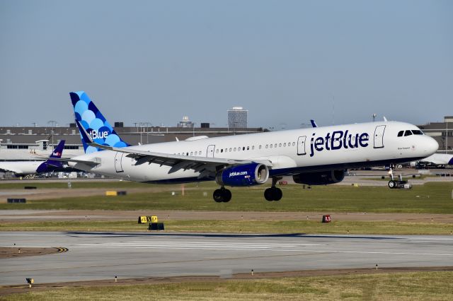 Airbus A321 (N905JB) - JetBlue's charter flight lands on 18C from DAL. 