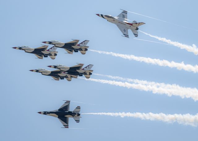 Lockheed F-16 Fighting Falcon — - The USAF Thunderbirds making a stunning entrance at EAA Airventure 2019. The Thunderbirds decided to do a couple passes, before heading up to their show in Milwaukee.