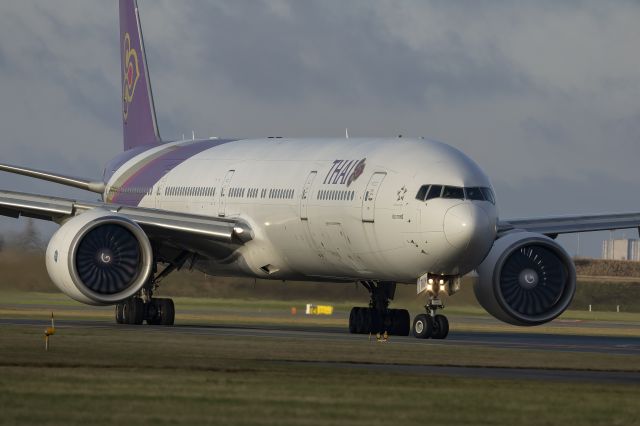 Boeing 777-200 (HS-TKM) - Right of R04