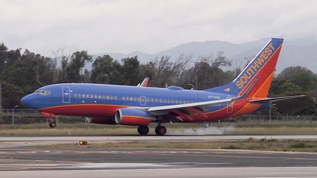 Boeing 737-700 (N7749B)