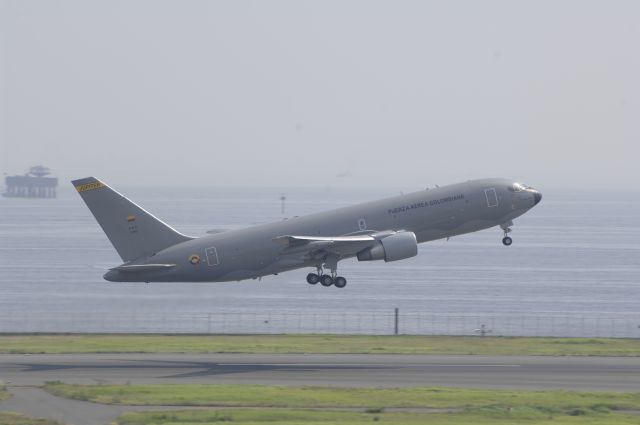 BOEING 767-200 (FAC1202) - Departure at HND Airport R/W16L on 2011/09/14 Colombia Air Force