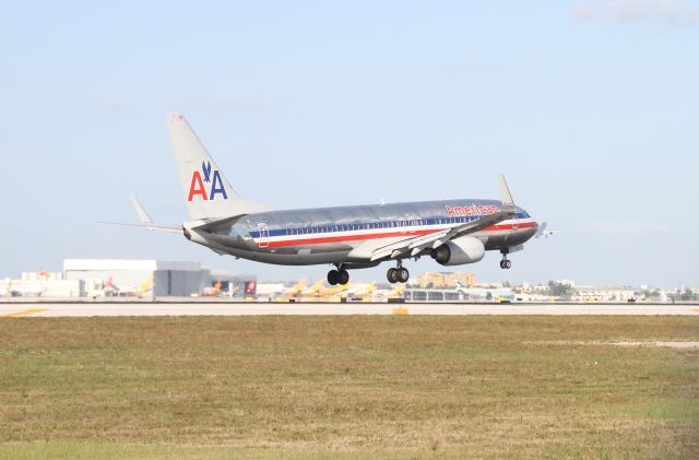 Boeing 737-800 (N927AN)