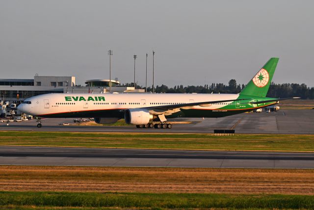 BOEING 777-300ER (B-16713)