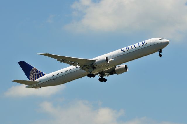 BOEING 767-400 (N76064) - 2011/7/10