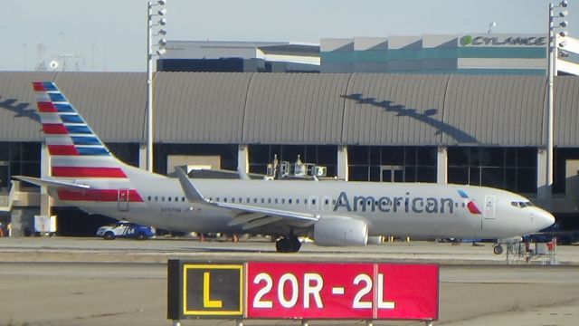 Boeing 737-800 (N947NN) - Just warming up its engines, and after a moment or two, will depart to Dallas.
