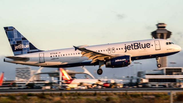 Airbus A320 (N779JB) - A jetBlue A320 coming into lax during golden hour after a 4hour transcon from Bostoooon