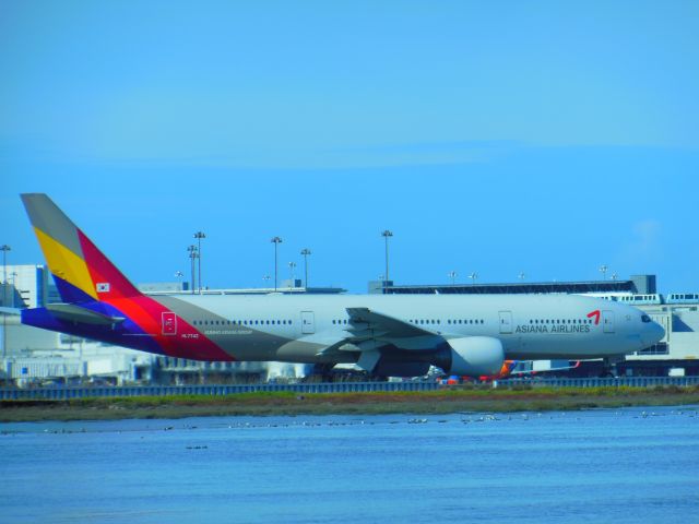 BOEING 777-200LR (HL7742) - Asiana airlines getting ready to see the Pacific.