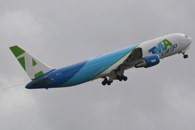 BOEING 767-300 (CS-TLZ)