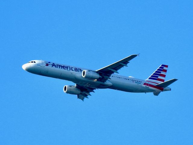 Airbus A321 (N560UW) - AAL2068 CLT-LGA