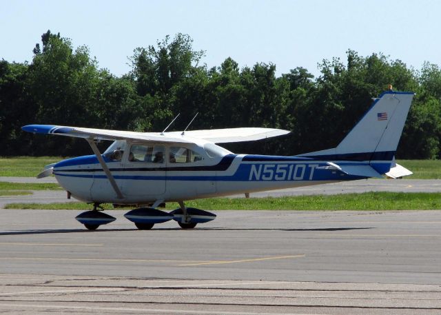 Cessna Skyhawk (N5510T) - At Downtown Shreveport.