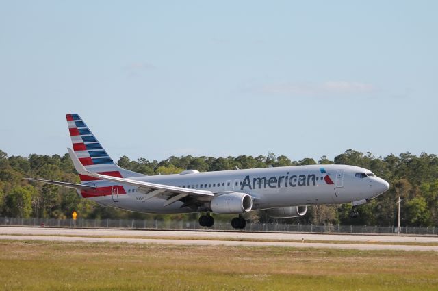 Boeing 737-800 (N358PW) - American Flight 1929 arrives on Runway 24 at Southwest Florida International Airport following flight from Chicago-O’Hare International Airport (12/9/24)