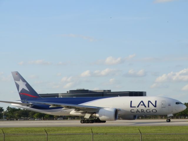 BOEING 777-200LR (N776LA)