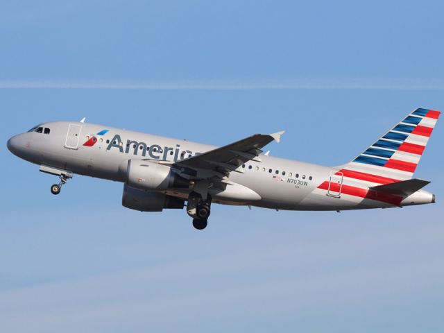 Airbus A319 (N703UW)