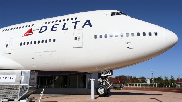 Boeing 747-400 (N661US)