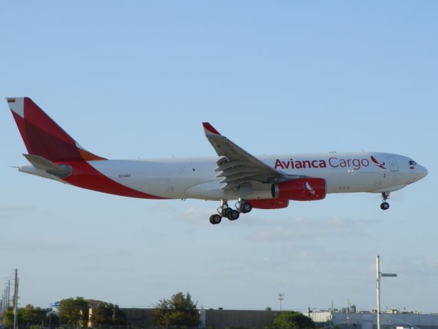 Airbus A330-200 (N334QT)