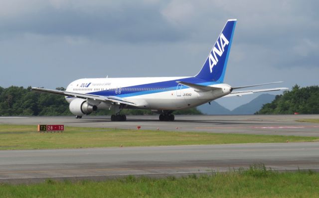 Boeing 737-800 (JA8342) - Taxiing to runway 28 via Tango 2 for its flight to Tokyo Haneda.