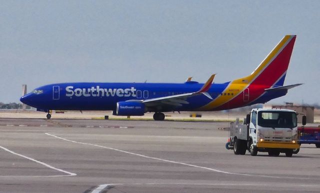 Boeing 737-800 (N8533S)
