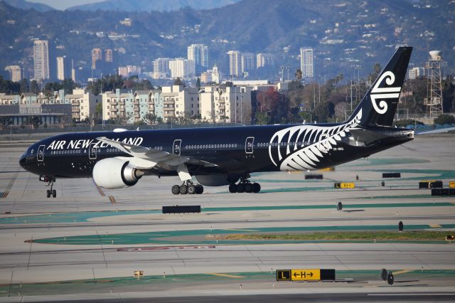 BOEING 777-300ER (ZK-OKQ)