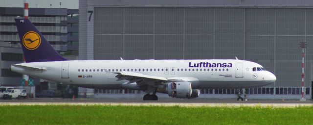 D-AIPB — - A320-211 der Lufthansa aus München kommend bei der Landung ib DUS, am 26.04.2019 .