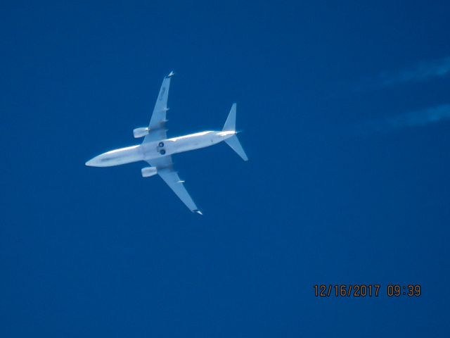 Boeing 737-800 (C-FUJR)