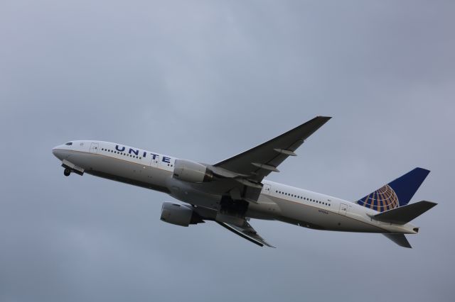 Boeing 777-200 (N792UA)