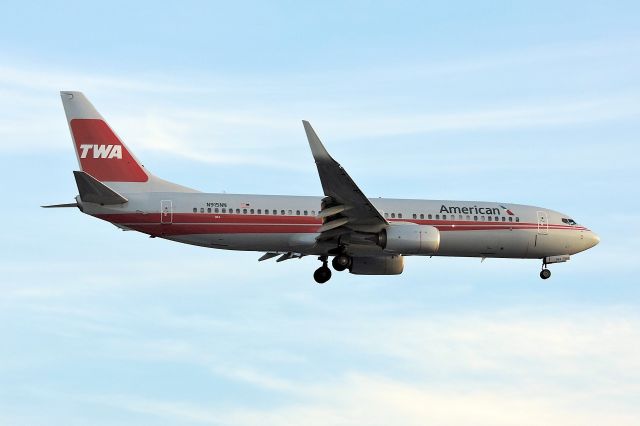 Boeing 737-800 (N915NN)