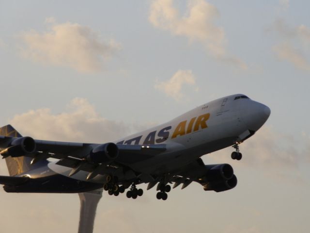 Boeing 747-400 (N496MC)