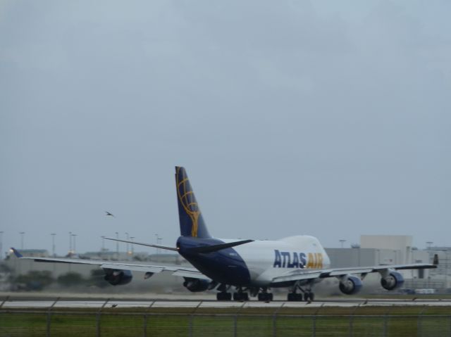 Boeing 747-400 (N415MC)