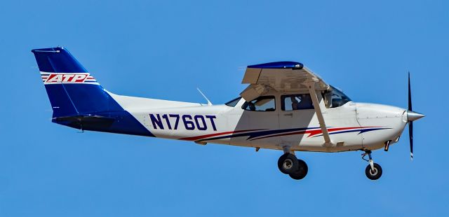 Cessna Skyhawk (N1760T) - N1760T 2017 Cessna 172S Skyhawk SP s/n 172S12108 - North Las Vegas Airport  KVGT, VGTbr /Photo: Tomás Del Corobr /February 5, 2022