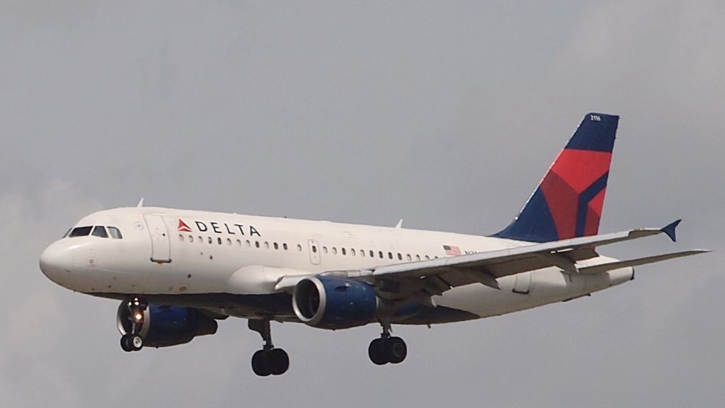 Airbus A318 (N316NB) - Ex-NWA, on final to 18R