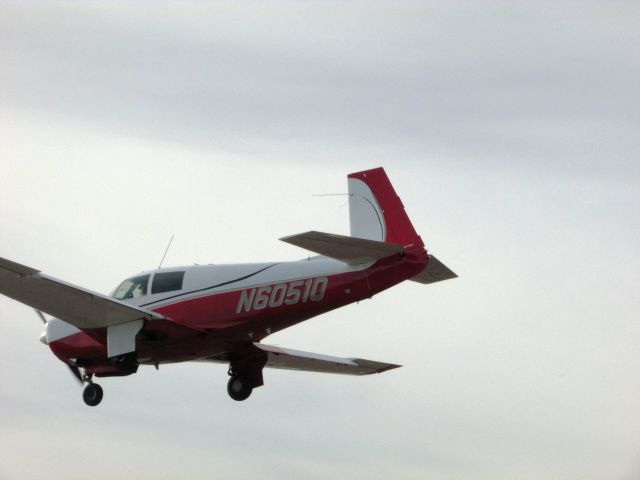 Mooney M-20 (N6051Q) - Landing RWY 24