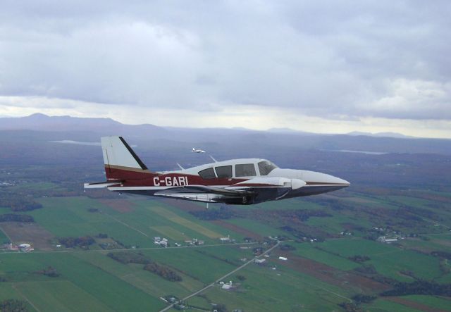 Piper Aztec (C-GARI)