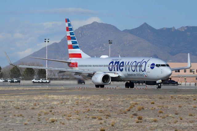 Boeing 737-800 (N837NN)