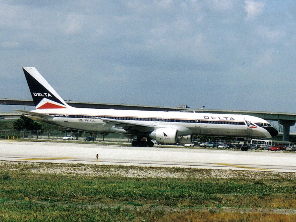 Boeing 757-200 (N674DL)