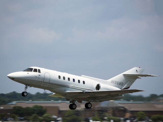 Hawker 800 (N196MG) - Take off runway 26.