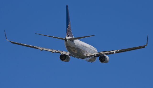 Boeing 737-700 (N13716)