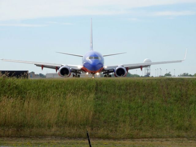 Boeing 737-800 (N8608N)