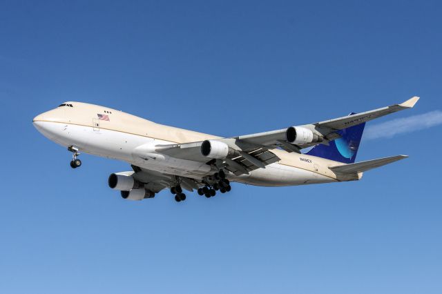 Boeing 747-400 (N491EV) - Arriving on rwy 28 at ORD from ANC