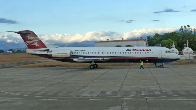 Fokker 100 (HP-1764PST)