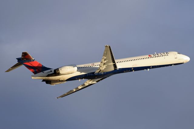 McDonnell Douglas MD-90 (N955DN)