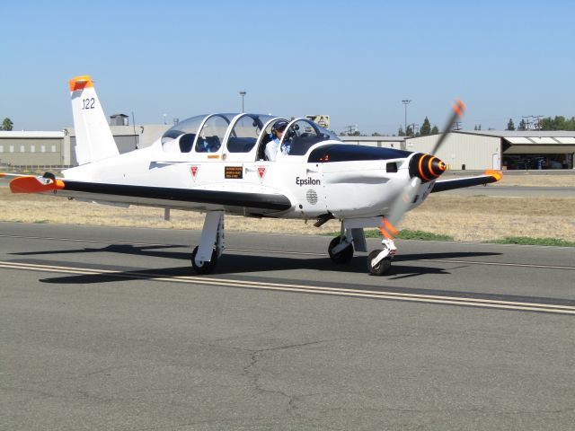 Beechcraft Super King Air 200 (N552TB) - Taxiing to ramp