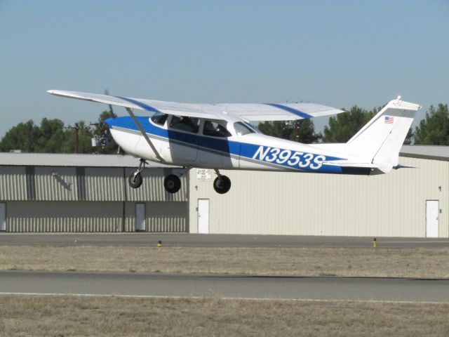 Cessna Skyhawk (N3953S) - Taking off RWY 24
