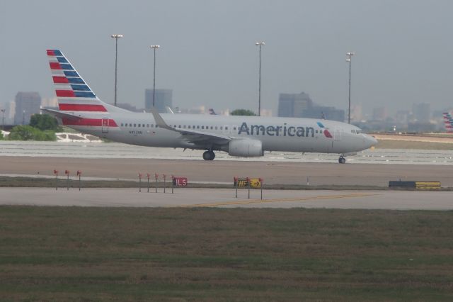 Boeing 737-700 (N852NN)