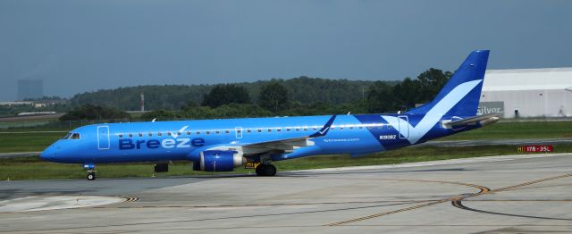 Embraer 175 (N190BZ) - 9/23/22 taxiing in